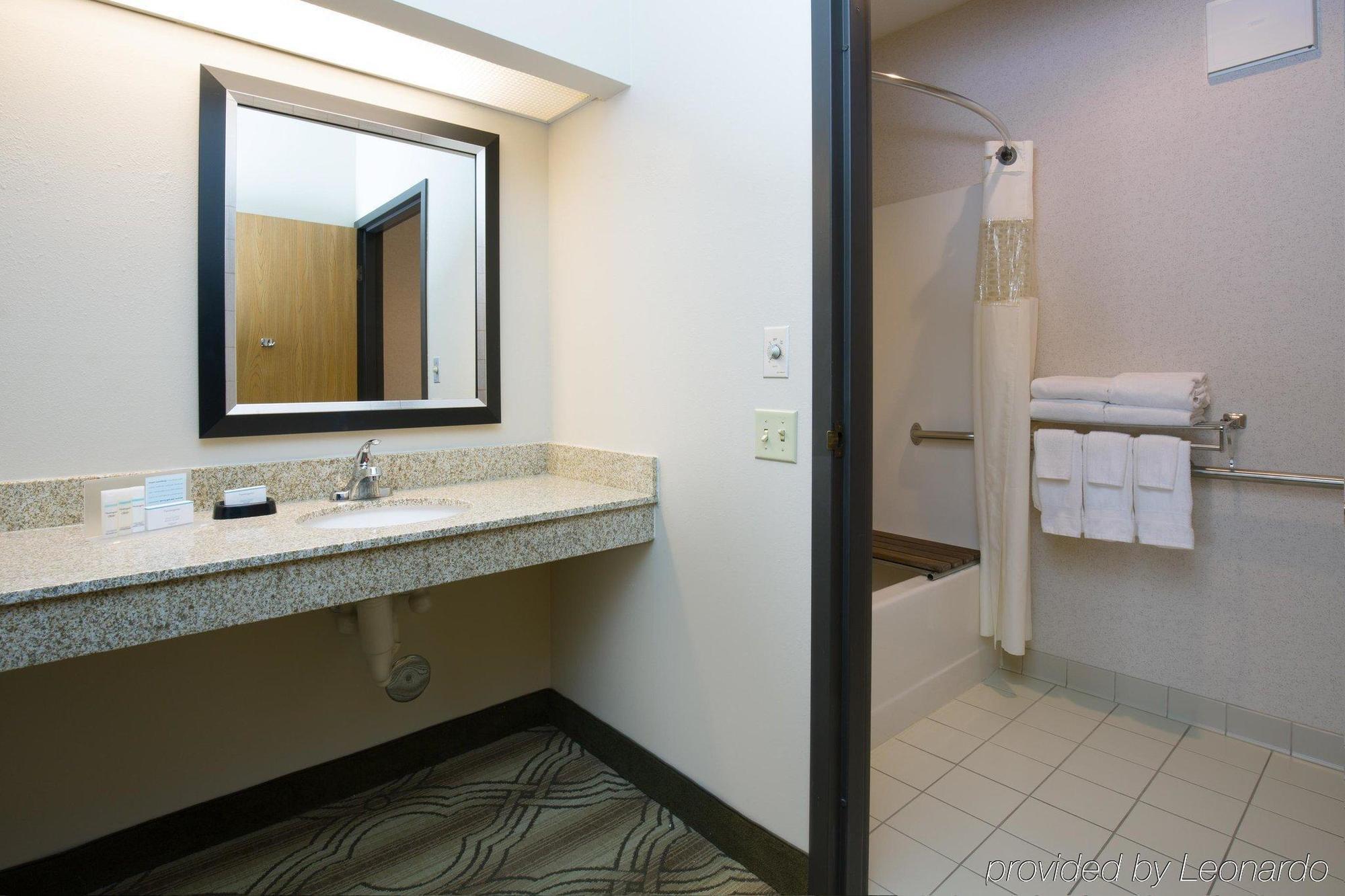 Hampton Inn & Suites Fort Wayne-North Exterior photo